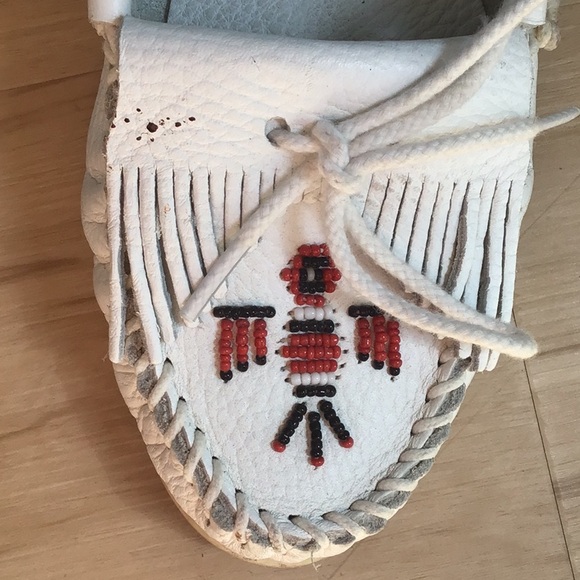 Minnetonka White Red Black Beaded Fringe Thunderbird II Leather Moccasin 7.5 - Picture 7 of 9